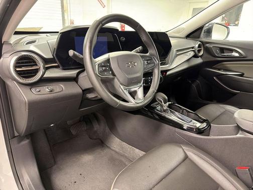 Summit White 2025 Chevrolet Trax FWD ACTIV