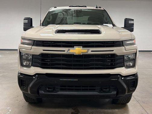 White Sands 2026 Chevrolet Silverado 2500 Custom