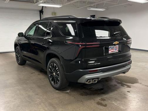 Mosaic Black Metallic 2026 Chevrolet Traverse LT