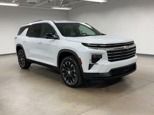 Polar White Tricoat 2026 Chevrolet Traverse LT