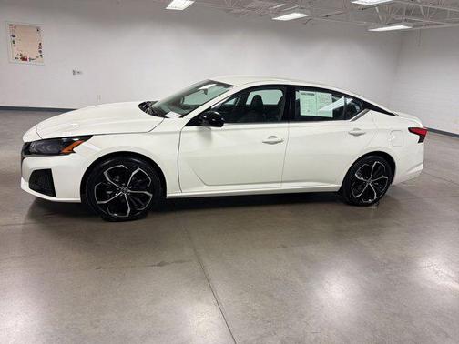 Glacier White 2025 Nissan Altima SR FWD