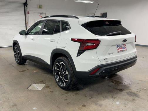 Summit White 2026 Chevrolet Trax FWD 2RS
