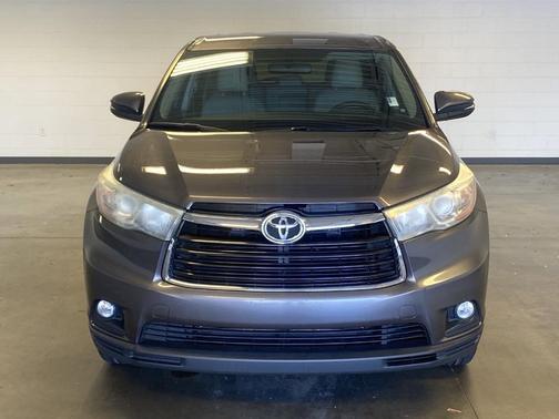 Photo 2 of 35 of 2015 Toyota Highlander LE