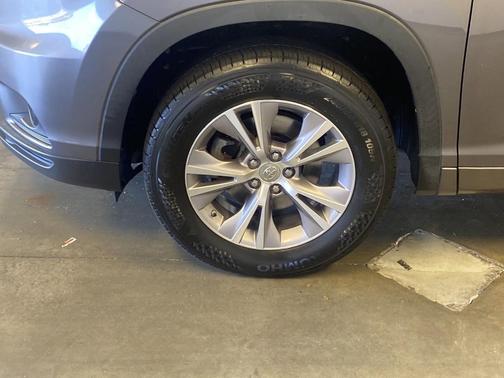 Photo 5 of 35 of 2015 Toyota Highlander LE