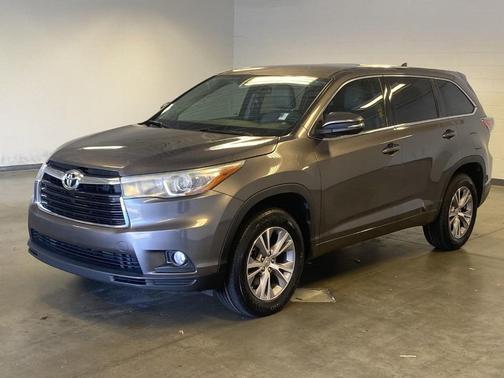 Photo 4 of 35 of 2015 Toyota Highlander LE