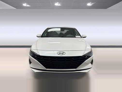 Quartz White 2022 Hyundai ELANTRA SE