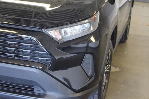 Photo 4 of 34 of 2019 Toyota RAV4 LE