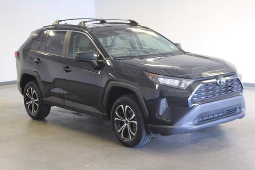 Photo 2 of 34 of 2019 Toyota RAV4 LE