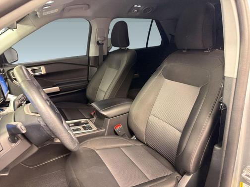 Iconic Silver Metallic 2024 Ford Explorer XLT