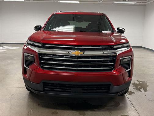Radiant Red Tintcoat 2027 Chevrolet Traverse LT