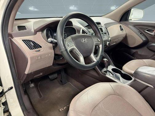 Cotton White 2011 Hyundai TUCSON GLS