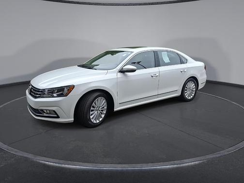 Pure White 2016 Volkswagen Passat 1.8T SE w/Technology
