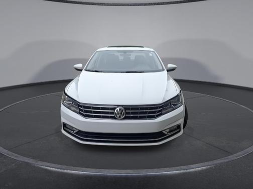 Pure White 2016 Volkswagen Passat 1.8T SE w/Technology