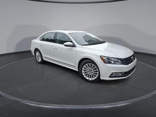 Pure White 2016 Volkswagen Passat 1.8T SE w/Technology