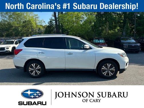 White 2017 Nissan Pathfinder SV