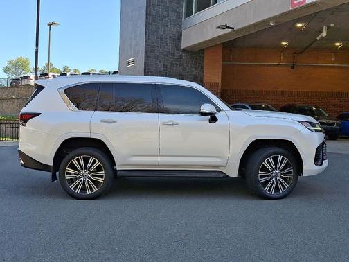 Eminent White Pearl 2024 Lexus LX 600 Luxury