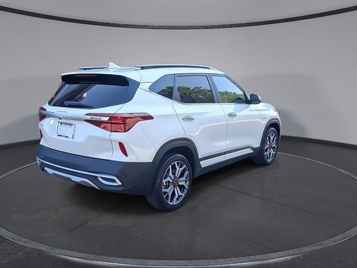 Snow White Pearl 2022 Kia Seltos SX