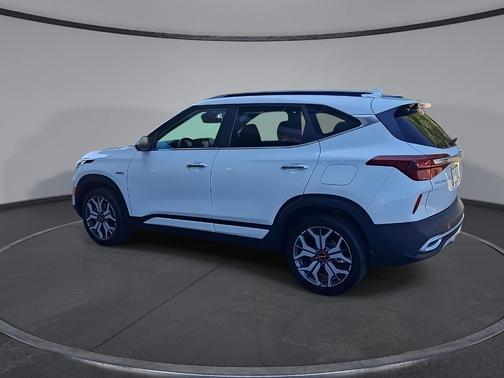 Snow White Pearl 2022 Kia Seltos SX