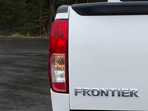 Glacier White 2014 Nissan Frontier SV