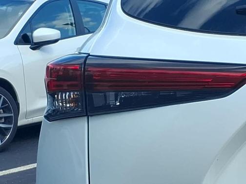 Blizzard Pearl 2021 Toyota Highlander Hybrid XLE