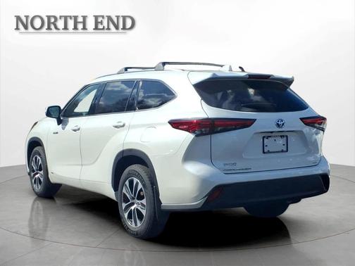Blizzard Pearl 2021 Toyota Highlander Hybrid XLE