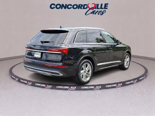 Mythos Black Metallic 2023 Audi Q7 55 Premium