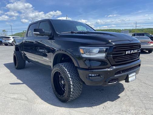 Diamond Black Crystal Pearlcoat 2022 RAM 1500 Laramie
