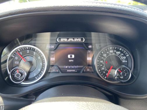 Diamond Black Crystal Pearlcoat 2022 RAM 1500 Laramie