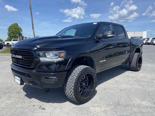 Diamond Black Crystal Pearlcoat 2022 RAM 1500 Laramie