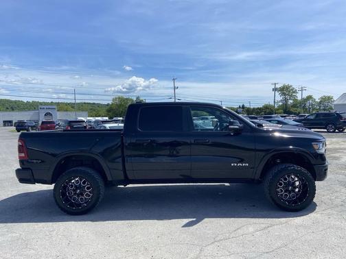 Diamond Black Crystal Pearlcoat 2022 RAM 1500 Laramie