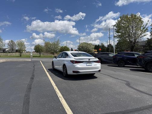 Eminent White Pearl 2024 Lexus ES 300h Base