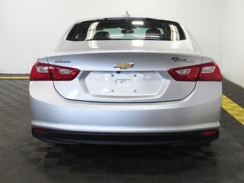 Silver Ice Metallic 2018 Chevrolet Malibu LT
