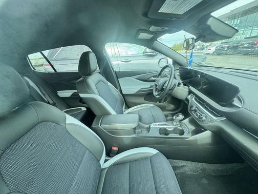 Summit White 2024 Buick Envista Preferred FWD