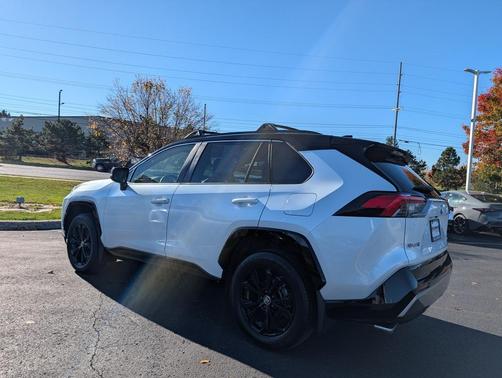 2023 Toyota RAV4 Hybrid SE