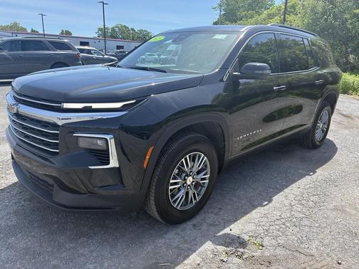 Mosaic Black Metallic 2025 Chevrolet Traverse LT