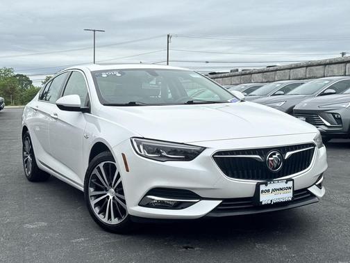 White Frost Tricoat 2018 Buick Regal Sportback Essence