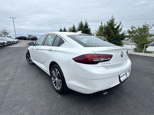 White Frost Tricoat 2018 Buick Regal Sportback Essence
