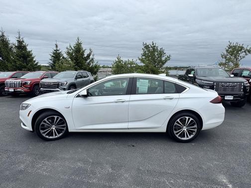 White Frost Tricoat 2018 Buick Regal Sportback Essence