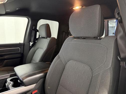 Diamond Black Crystal Pearlcoat 2021 RAM 1500 Big Horn/Lone Star