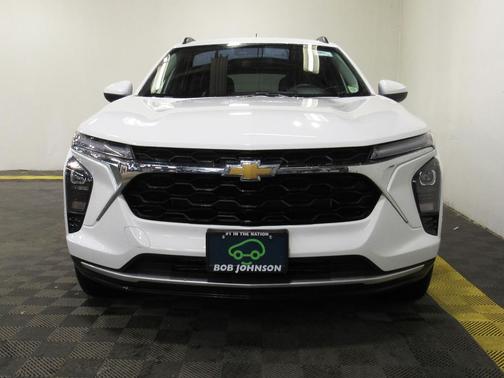Summit White 2025 Chevrolet Trax LT