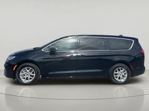 Diamond Black Crystal Pearlcoat 2024 Chrysler Pacifica Touring L
