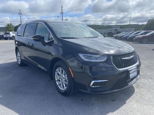 Diamond Black Crystal Pearlcoat 2024 Chrysler Pacifica Touring L