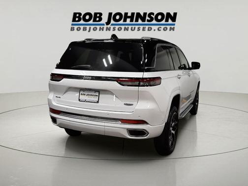 Bright White Clearcoat 2023 Jeep Grand Cherokee Summit