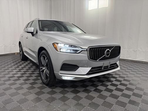 Bright Silver Metallic 2021 Volvo XC60 T6 Momentum