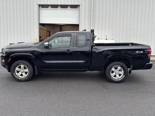 Super Black 2022 Nissan Frontier S