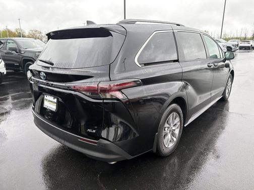 Midnight Black Metallic 2025 Toyota Sienna XLE