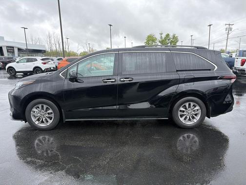Midnight Black Metallic 2025 Toyota Sienna XLE