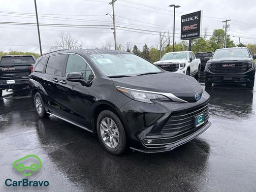 Midnight Black Metallic 2025 Toyota Sienna XLE