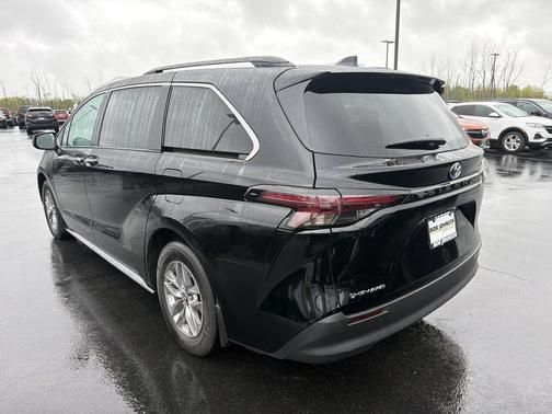 Midnight Black Metallic 2025 Toyota Sienna XLE
