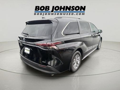 Midnight Black Metallic 2025 Toyota Sienna XLE